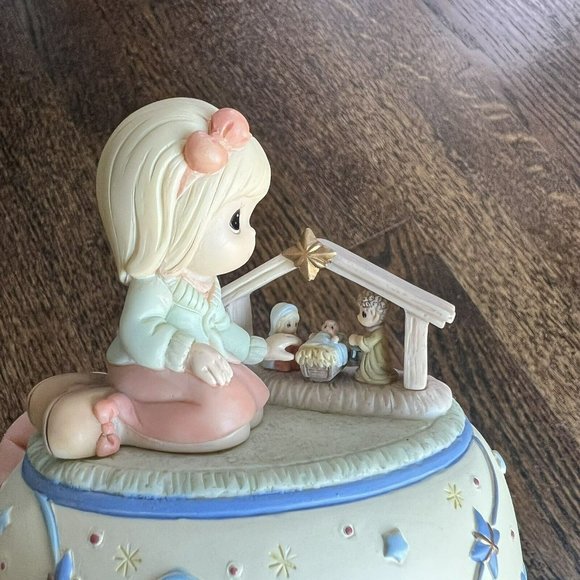 precious moments Girl Admiring Nativity Musical Plays, Away In A Manger - Picture 2 of 6